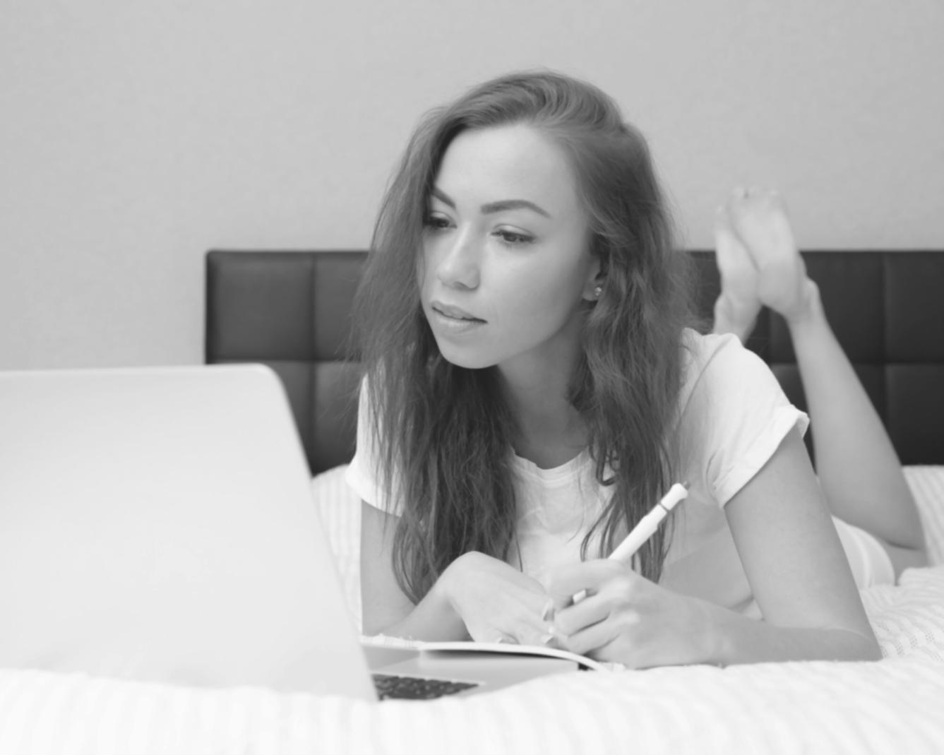 Sesión de trabajo con documentos financieros sobre una mesa